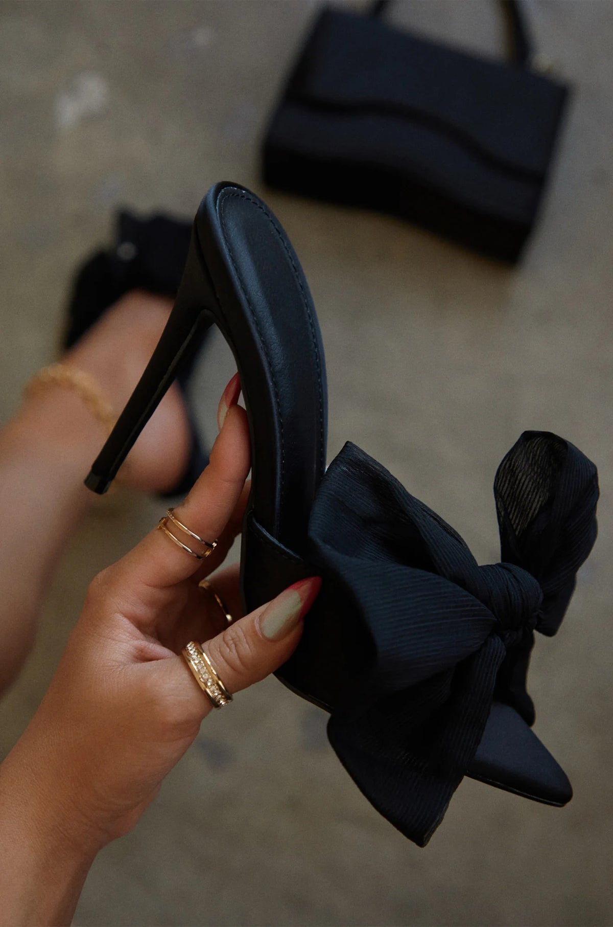 Elegant Bow Mule Heels (Black)